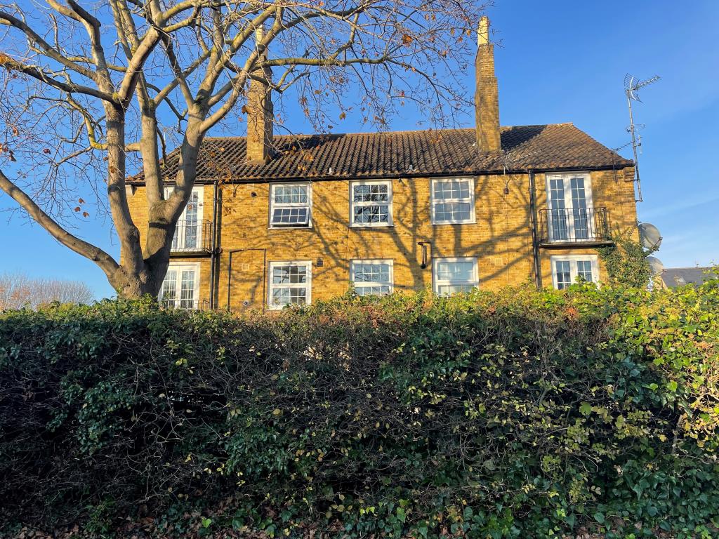 Lot: 69 - BALCONY FLAT FOR UPDATING IN DESIRABLE LOCATION - View of block of flats from rear